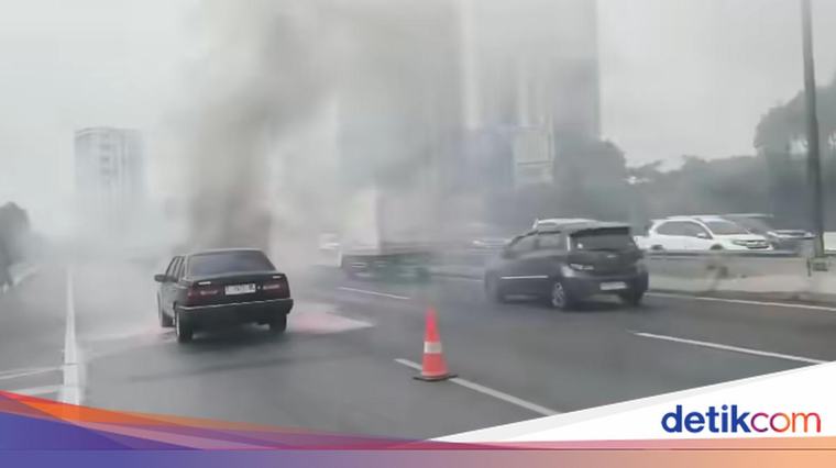 Kronologi Sedan Terbakar di Tol JORR, Diduga Dipicu Korsleting