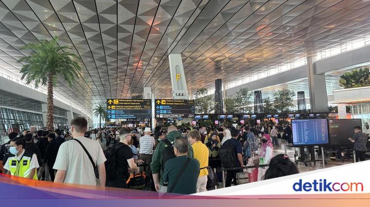 Antrean Penumpang Reschedule Mengular di Soetta Imbas Erupsi Anak Krakatau
