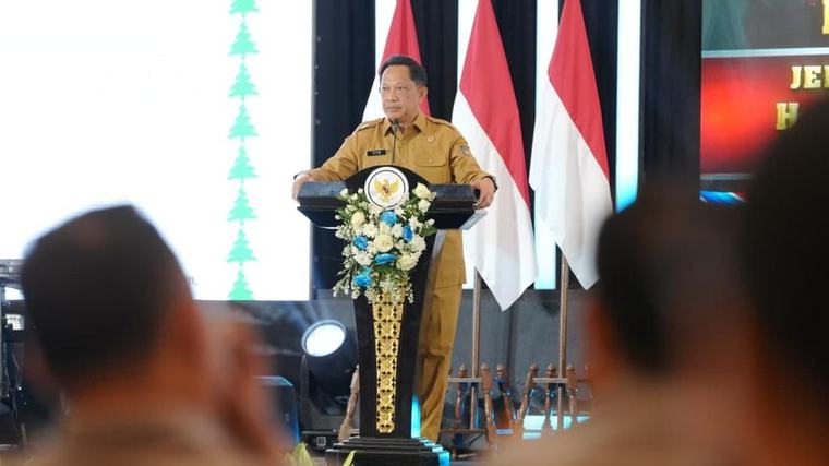 Mendagri Sebut Prabowo Minta Penertiban Spanduk Promosi: Tidak Indah