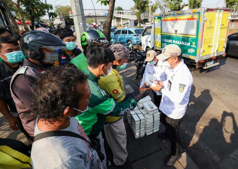 Baznas Bagikan Makanan Siap Saji bagi Pekerja Rentan Terdampak Abu Vulkanik di Jakarta