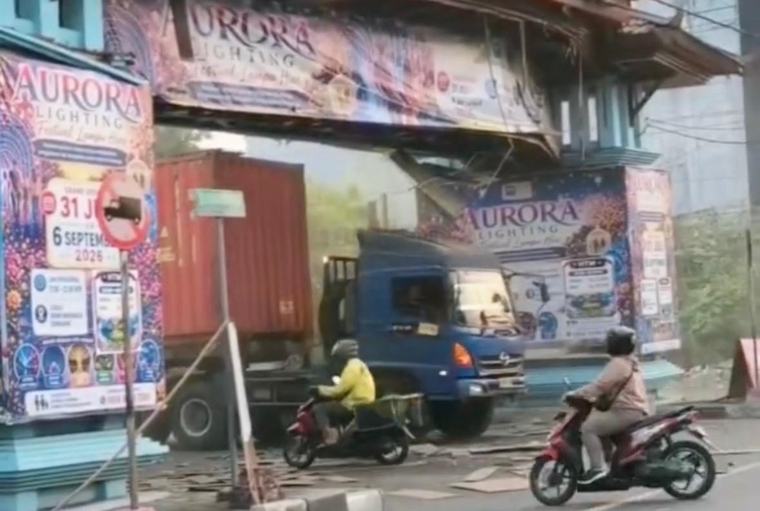 Truk Tabrak Gerbang PRPP Semarang, Nyaris Roboh
