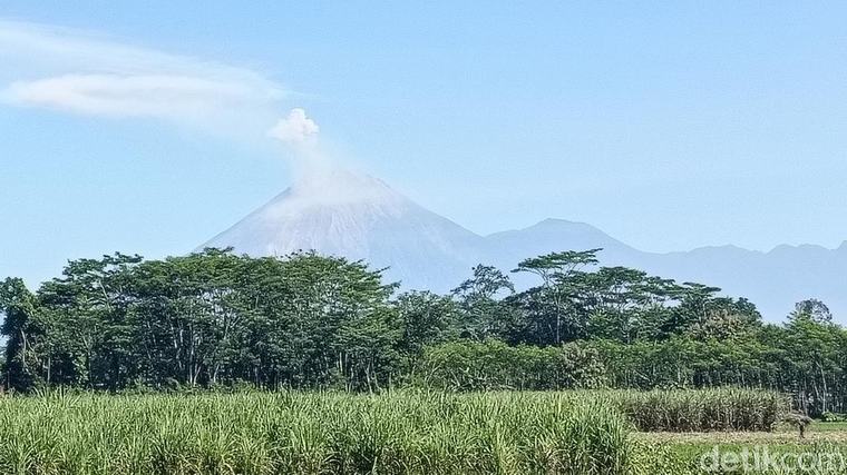 Semeru Erupsi dan Luncurkan Lava Pijar saat TNBTS Masih Terbakar