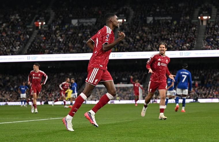 Isak Cetak Brace, Liverpool Gulung Ipswich Town 2-0 dan Raih Kemenangan Perdana