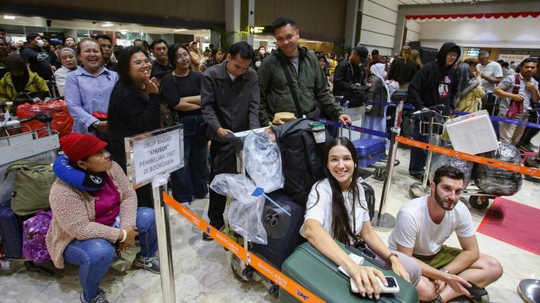 Bandara Soetta Ditutup Imbas Abu Vulkanik, Penumpang Menumpuk