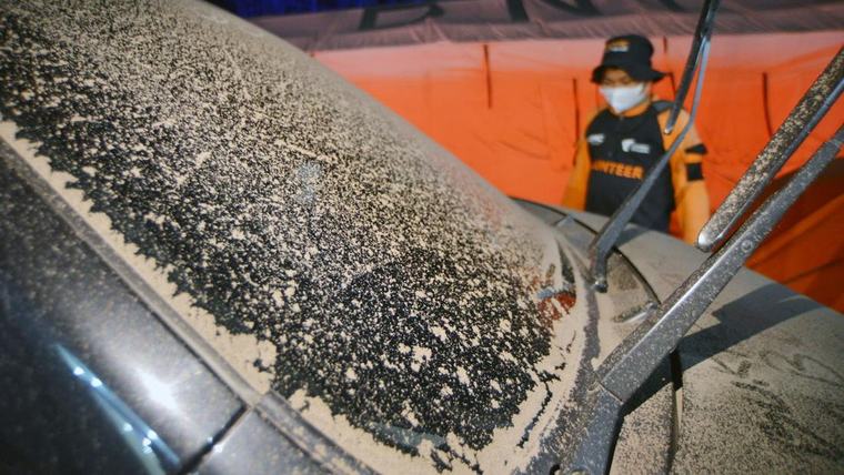 Waspada Paparan Abu Vulkanik Anak Krakatau, Ini Cara Melindungi Diri
