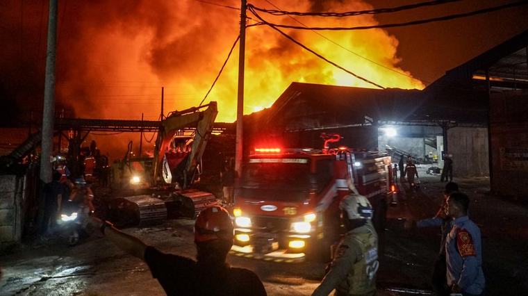 Kebakaran TPA Putri Cempo Meluas