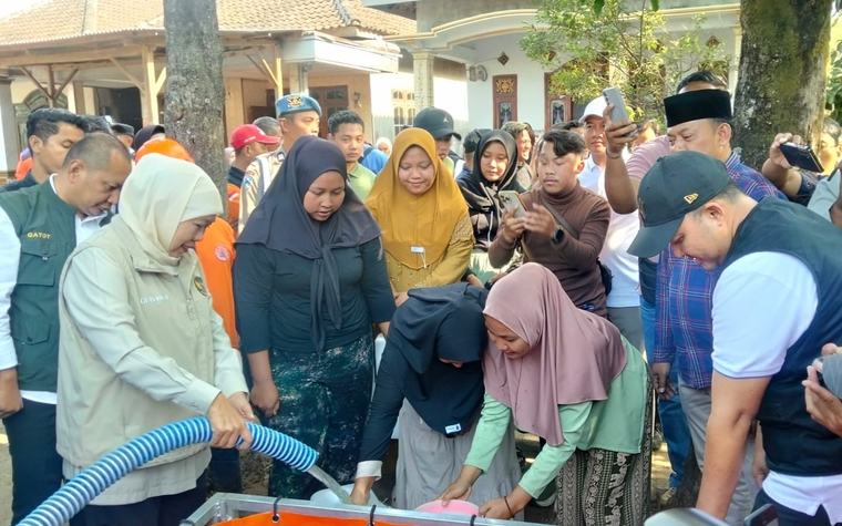 Droping 18.000 Liter Air ke Desa Kekeringan Pasuruan, Warga: Uang Bisa Buat Sekolah