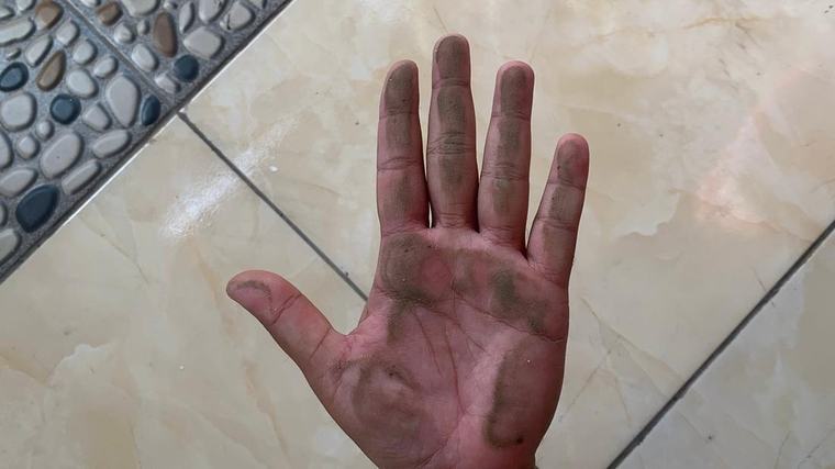 Warga Depok Nggak Nyangka Lantai-Jok Motor Berdebu Dampak Anak Krakatau