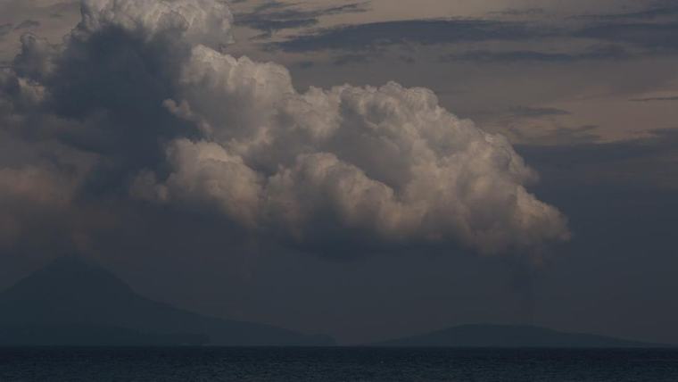 Gunung Anak Krakatau Erupsi pada Jumat Malam hingga Sabtu Dini Hari